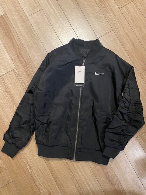 NIKEのリバーシブルボンバージャケット（MA-1ジャケット）